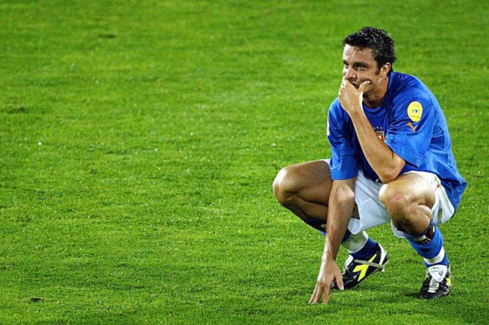 Ekspresi gelandang timnas Italia, Stefano Fiore, seusai pertandingan Grup C Piala Eropa 2004 menghadapi Bulgaria di Stadion Henriques, Guimaraes, Portugal, pada  22 Juli 2004.