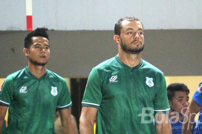 Dua pemain PSMS, Muhammad Roby (kiri) bersama Reinaldo Lobo, sedang memasuki lapangan.