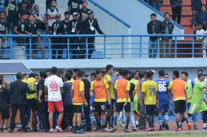 Suporter Persib U-19 mendapat sanksi dari komite disiplin PSSI.