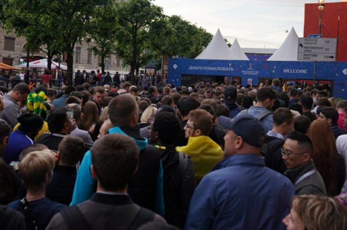 Massa mengantri untuk masuk ke area Fan Fest St Petersburg, Sabtu (23/6/2018).