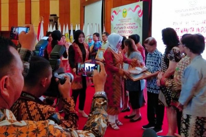 Perwosi memberikan penghargaan kepada sejumlah atlet wanita nasional pada era masa lalu yang telah mengharumkan nama Indonesia, di Ausitorium Mutiara PTIK, Jakarta, Senin (17/12/2018).