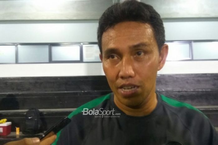 Asisten pelatih timnas Indonesia, Bima Sakti menjawab pertanyaan wartawan, di Lapangan ABC, Senayan, Jakarta Selatan, Jumat (1/6/2018).