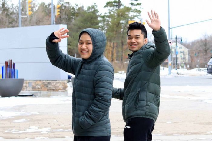 Pasangan ganda campuran Indonesia, Leo Rolly Carnando dan Indah, berjalan kaki dari tempat pertandingan ke hotel mereka seusai memenangi Kejuaraan Dunia Junior 2018 di Ontario, Kanada.