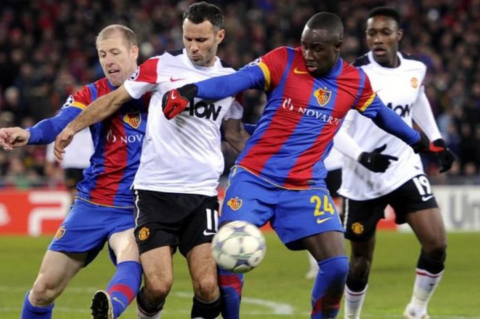 Ryan Giggs (tengah) diapit oleh Scott Chipperfield (kiri) dan Cabral dalam partai Liga Champions antara FC Basel dan Manchester United, 7 Desember 2011.