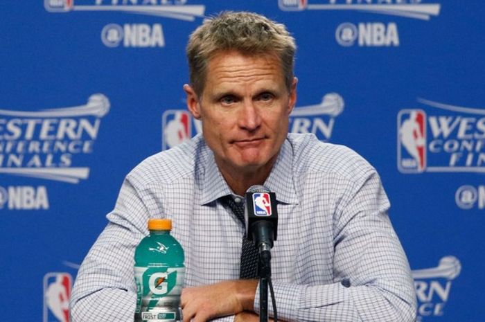 Pelatih Golden State Warriors, Steve Kerr, saat menghadiri konferensi pers setelah gim keempat babak final Wilayah Barat antara Warriors dan Oklahoma City Thunder yang berlangsung di Chesapeake Energy Arena, Oklahoma City, Rabu (24/5/2016) malam waktu setempat atau Kamis pagi WIB.