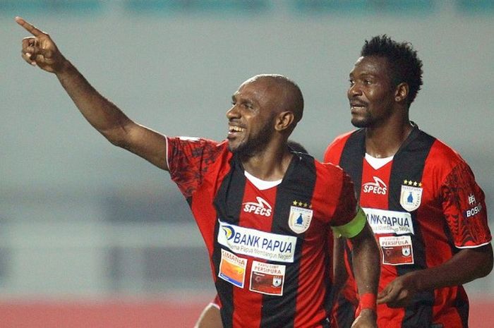 Pemain Persipura, Boaz Solossa dan Boakay Eddie Foaday, merayakan kemenangan atas PS TNI di Stadion Pakansari, Bogor, Jawa Barat.