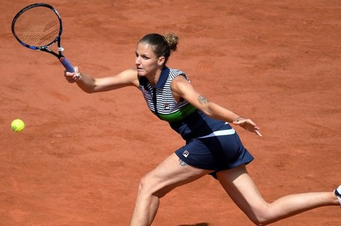 Petenis Republik Ceska, Karolina Pliskova, mengembalikan bola saat menjalani pertandingan melawan Caroline Garcia (Prancis) pada babak perempat final turnamen Prancis Terbuka di lapangan Philippe Chatrier, Stade Roland Garros, Paris, Rabu (7/6/2017). Pliskova menang 7-6(6), 6-4.