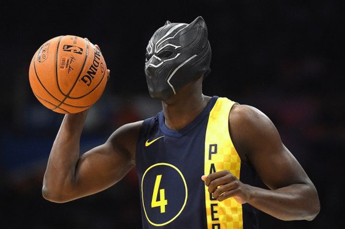 Pebasket Indiana Pacers, Victor Oladipo, mengenakan topeng Black Panther saat berkompetisi di Slam Dunk Contest Verizon 2018 di Staples Center, 17 Februari 2018.