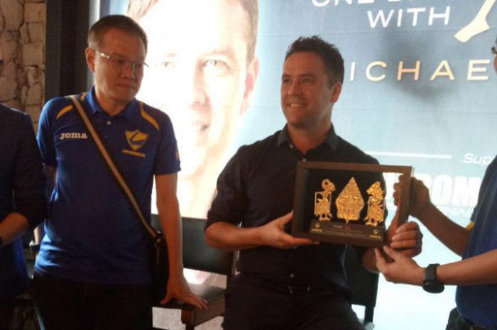 Legenda Liverpool, Michael Owen, dalam acara konferensi pers di Bluegrass Resto, Jakarta Selatan, Senin (5/2/2018)