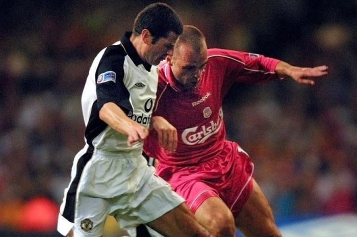 Bek Manchester United, Dennis Irwin (kiri), berduel dengan pemain Liverpool, Danny Murphy, dalam laga FA Charity Shield di The Millenium Stadium, Cardiff, pada 12 Agustus 2001.