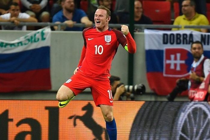 Kapten Inggris, Wayne Rooney, ikut girang saat merayakan gol rekannya, Adam Lallana, ke gawang Slovakia dalam laga Kualifikasi Piala Dunia 2018 di Trnava, Slovakia, 4 September 2016.