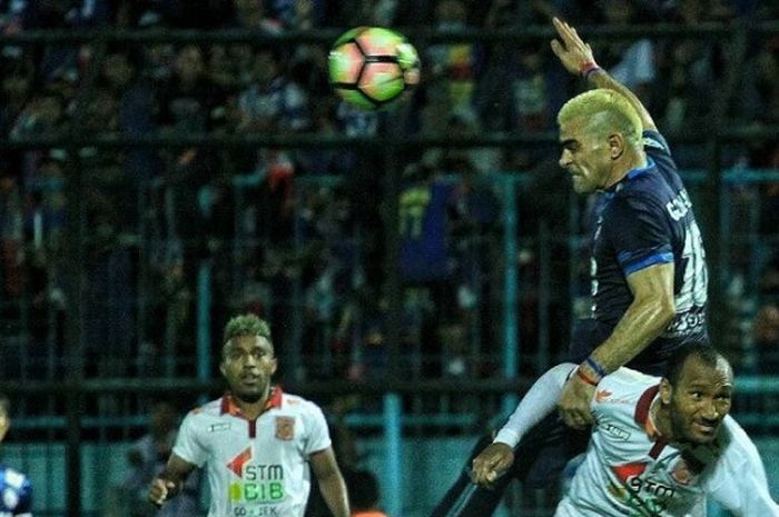 Cristian Gonzales saat berjibaku dengan Leonard Tupamahu di Stadion Kanjuruhan, Minggu (30/7/17) malam.