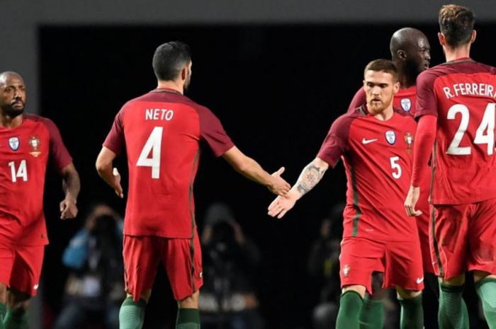 Pemain timnas Portugal merayakan gol Vitorino Antunes (3) ke gawang Amerika Serikat dalam partai uji coba di Municipal Stadium Leiria, 14 November 2017.