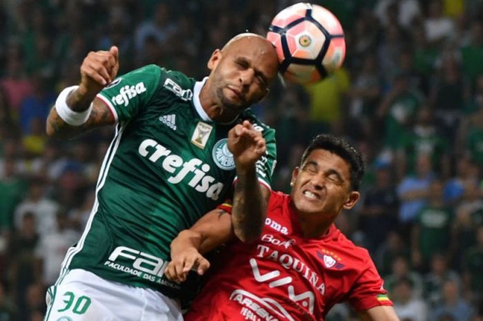 Gelandang Palmeiras, Felipe Melo, berduel dengan pemain Wilstermann di laga Piala Libertadores di Allianz Parque Stadium di Sao Paulo, Brasil, 15 Maret 2017.