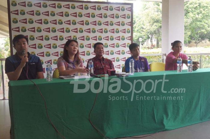 Susy Susanti (Kabinpres PBSI), Ahmad Budiarto (Sekjen PP PBSI), Apriyani Rahayu, Greysia Polii di konferensi pers PBSI, Rabu, (17/01/2018) di pelatnas PBSI, Cipayung, Jakarta Timur.