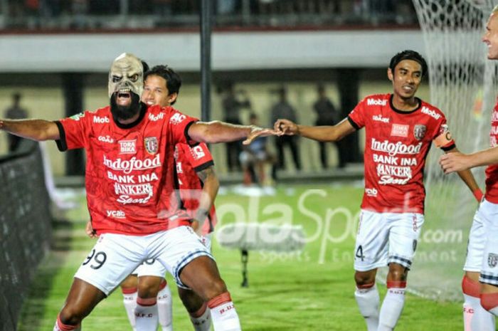   Penyerang Bali United, Sylvano Comvalius, merayakan golnya seusai membobol gawang Sriwijaya FC.