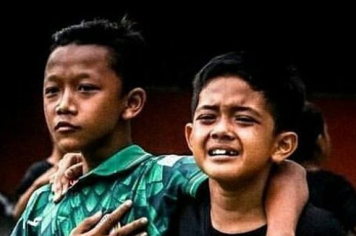 Suporter cilik PSS Sleman mengeluarkan isak tangis.