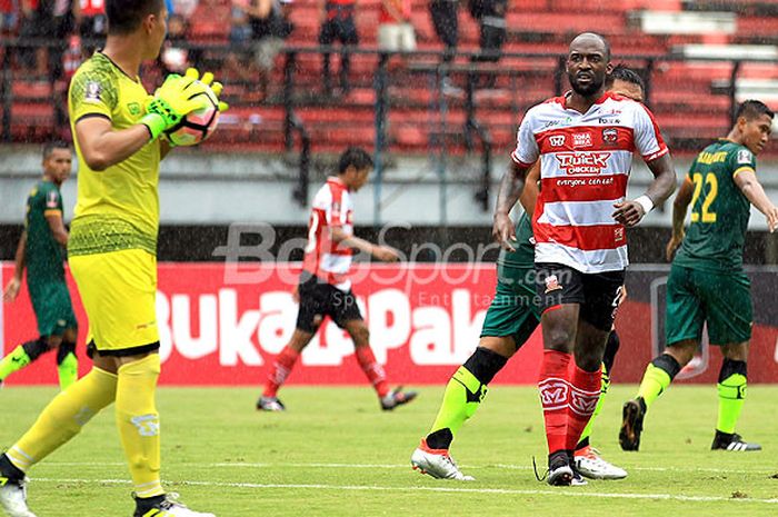 Ekspresi striker Madura United, Patrick Nkoyi-Kiyab (kanan)u, dalam laga pekan kedua Piala Presiden 2018 Grup C melawan PS Tira Bantul di Stadion Gelora Bung Tomo Surabaya, Jawa Timur, Selasa (23/01/2018) sore.