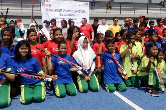 Ratusan siswa Sekolah Dasar di Surabaya dan Sidoarjo mengikuti acara Coaching Clinic Hoki yang digelar Federasi Hoki Jawa Timur dan British Chamber di lapangan Hoki Darmawangsa Surabaya, Minggu (25/2/2018)