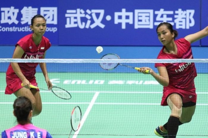 Pasangan ganda putri nasional, Della Destiara Haris/Rosyita Eka Putri Sari, mengembalikan kok dari pasangan Korea Selatan, Jung Kyung-eun/Shin Seung-chan, pada babak kedua Kejuaraan Asia 2017 di Wuhan Sports Center Gymnasium, Wuhan, China, Kamis (27/4/2017). Della/Rosyita kalah dengan 16-21, 17-21.