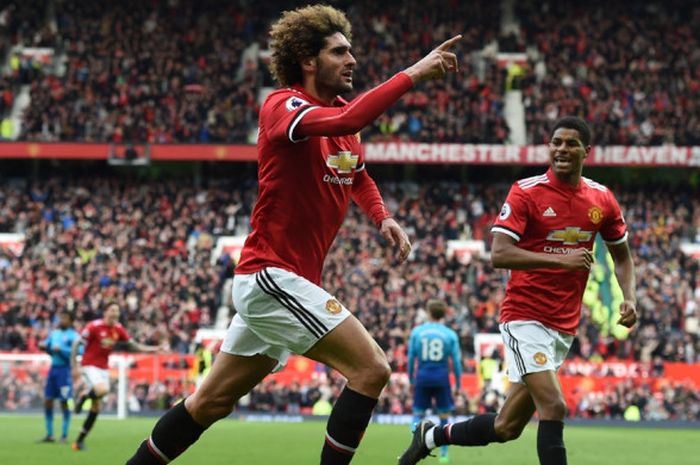  Gelandang Manchester United, Marouane Fellaini, melakukan selebrasi setelah mencetak gol ke gawang Arsenal pada laga lanjutan Liga Inggris di Stadion Old Trafford, Minggu (29/4/2018) waktu setempat. 