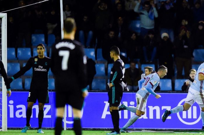 Striker Celta Vigo, Maximiliano Gomez (kanan), merayakan gol yang dia cetak ke gawang Real Madrid dalam laga Liga Spanyol di Stadion Balaidos, Vigo, pada 7 Januari 2018.