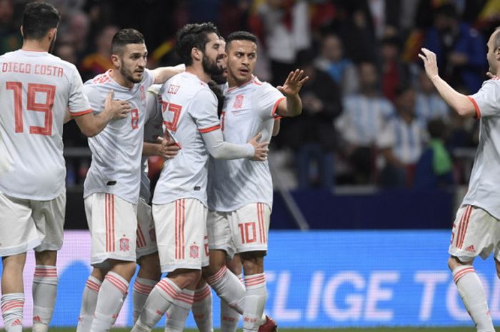 Para pemain tim nasional Spanyol merayakan gol Isco Alarcon yang dicetak ke gawang Argentina dalam laga uji coba di Stadion Wanda Metropolitano, Madrid, Spanyol, pada Selasa (27/3/2018).