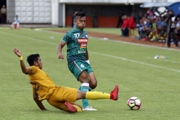 Bek Bhayangkara FC, I Putu Gede Juni Antara mencoba melakukan tekel ke pilar PSS Sleman, Tedi Berlian pada uji coba di Stadion Maguwoharjo, Rabu (28/2/2017) sore. 