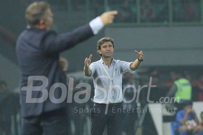 Pelatih Timnas Indonesia, Luis Milla, memberikan instruksi pada laga kontra Kamboja di Stadion Patriot Candrabhaga, Bekasi, Rabu (4/10/2017).