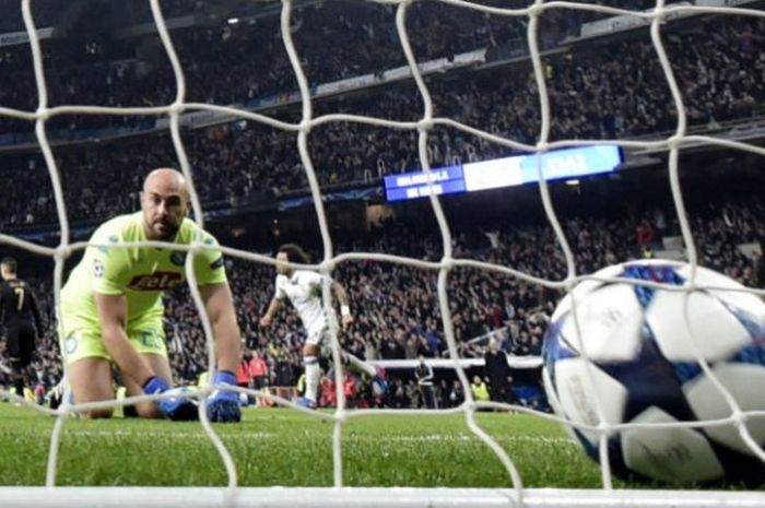 Kiper Napoli, Pepe Reina, menyaksikan bola sepakan pilar Real Madrid, Casemiro, bersarang di gawangnya dalam laga babak 16 besar Liga Champions di Stadion Santiago Bernabeu, Rabu (15/2/2017) waktu setempat. 