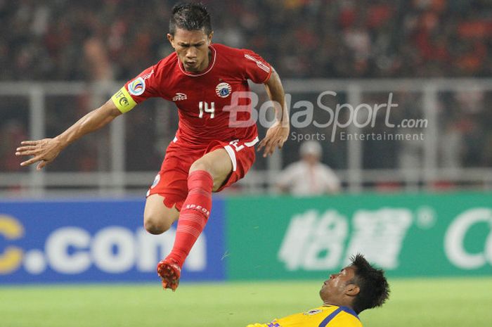    Aksi Ismed Sofyan saat laga Persija Jakarta kontra Tampines Rovers dalam ajang Piala AFC 2018 di Stadion Utama Gelora Bung Karno, Jakarta,  Rabu (28/2/2018).   