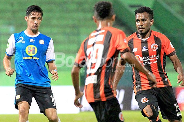    Gelandang Perseru Serui, Ronaldo Mesido Barito (kanan), menggiring bola dibayangi pemain Barito Putera, Gavin Kwan Adsit, dalam laga lanjutan pekan ke-9 Liga 1 2018 di Stadion Gajayana Malang, Jawa Timur, Kamis (17/05/2018) malam.   