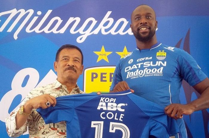 Carlton Cole berfoto bersama Manajer Persib Bandung Umuh Muchtar, seusai diperkenalkan kepada awak media di Graha Persib, Jl. Sulanjana, Kota Bandung, Kamis (30/3/2017).