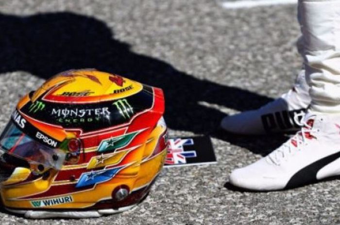 Contoh sepatu kets yang dikenakan oleh Lewis Hamilton. 