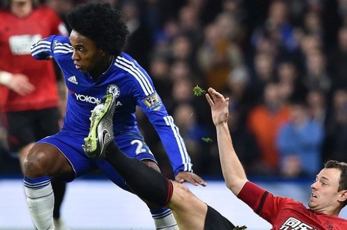 Gelandang Chelsea, Willian (kiri), berduel dengan bek West Bromwich Albion, Jonny Evans, pada laga lanjutan Premier League di Stadion Stamford Bridge, Rabu (13/1/2016) atau Kamis dini hari WIB.