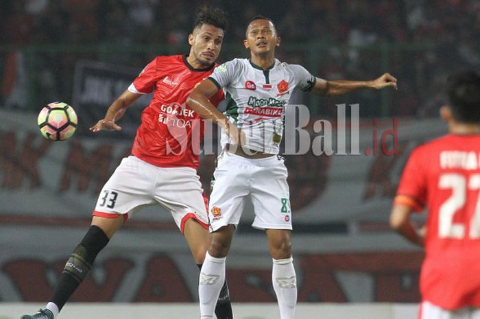 Bek Persija Jakarta Willian Pachecho (kiri) berduel udara dengan penyerang PS TNI Sansan Husaeni (kanan) di pekan 27 Liga 1 pada Sabtu (30/9/2017) di Stadion Patriot Chandrabhaga, Bekasi, Jawa Barat.