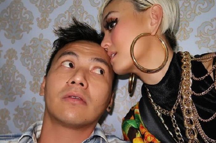 Wijaya Spautra (kiri) bersama dengan Agnes Monica