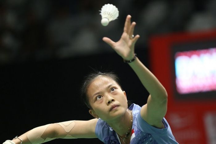 Pebulu tangkis tunggal putri Indonesia, Fitriani, bersiap melakukan servis saat menjalani laga babak kedua Indonesia Masters 2018 di Istora Senayan, Jakarta, Kamis (24/1/2018).