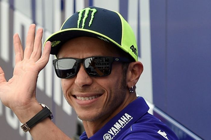    Pebalap Movistar Yamaha, Valentino Rossi, melambaikan tangan ke arah penggemar setelah menjalani sesi kualifikasi GP Catalunya di Circuit de Barcelona-Catalunya, Minggu (17/6/2018).   