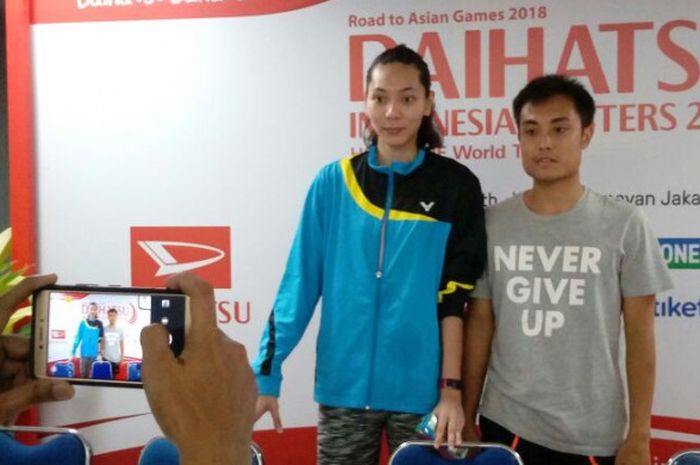 Pasangan ganda campuran Indonesia, Hafiz Faisal/Gloria Emanuelle Widjaja, berpose seusai melakoni sesi konferensi pers babak pertama Indonesia Masters 2018 di Istora Senayan, Jakarta, Selasa (23/1/2018).