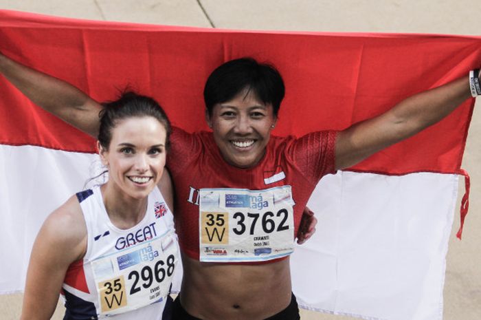 Sprinter Inggris Lucy Evans (Kiri), berfoto bersama sprinter Indonesia, Dedeh Erawati, setelah keduanya menuntaskan lari nomor 100 meter di Kejuaraan Dunia Masters Atletik 2018 di Malaga, Spanyol.