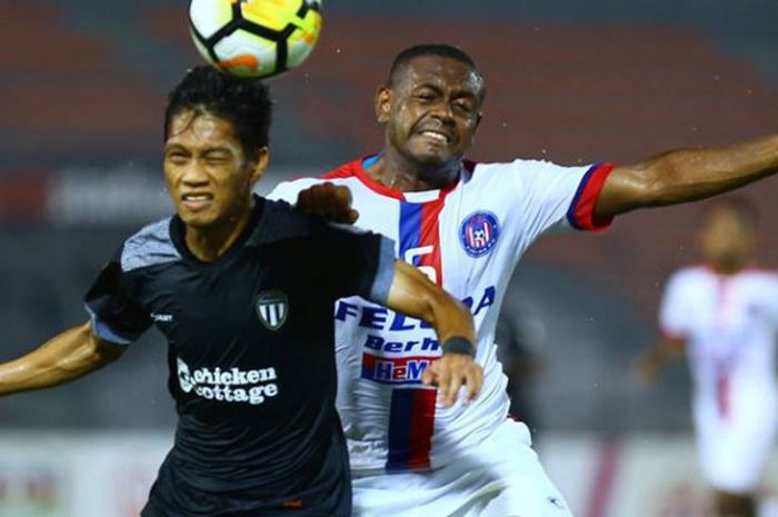 Duel udara gelandang Felcra FC, David Laly (kanan) dan pemain Terengganu FA, Kamal Azizi pada laga keempat Piala Malaysia 2018 di Stadion Cheras, Kuala Lumpur, 25 Agustus 2018. 