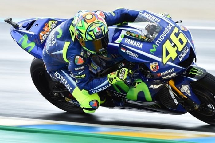 Pebalap Movistar Yamaha MotoGP asal Italia, Valentino Rossi, memacu motornya pada hari pertama GP Prancis di Sirkuit Le Mans, Jumat (19/5/2017).