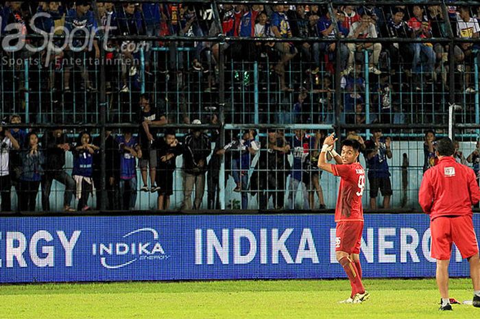 Kiper Arema FC, Kartika Ajie, membalas tepuk tangan pendukung Arema, Aremania, usai laga melawan PSIS Semarang pada laga pekan kedua Piala Presiden 2018 Grup E di Stadion Kanjuruhan Malang, Jawa Timur, Kamis (25/01/2018) malam.