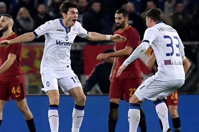 Selebrasi pemain Atalanta, Marten de Roon (kedua dari kiri) seusai membobol gawang AS Roma dalam pertandingan Liga Italia 2017-2018 di Stadion Olimpico, Roma, Italia, pada Sabtu (6/1/2018).