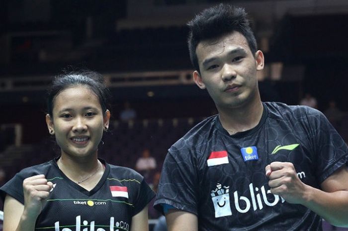 Pasangan ganda campuran Indonesia, Rinov Rivaldy/Pitha Haningtyas Mentari, berpose setelah memastikan tempat pada perempat final Singapura Terbuka yang berlangsung di Singapore Indoor Stadium, Kamis (19/7/2018).