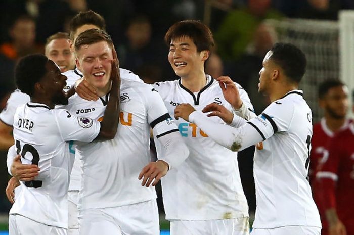  Bek Swansea City, Alfie Mawson (tengah), merayakan gol yang dia cetak ke gawang Liverpool FC dalam laga Liga Inggris di Stadion Liberty, Swansea, pada 22 Januari 2018. 