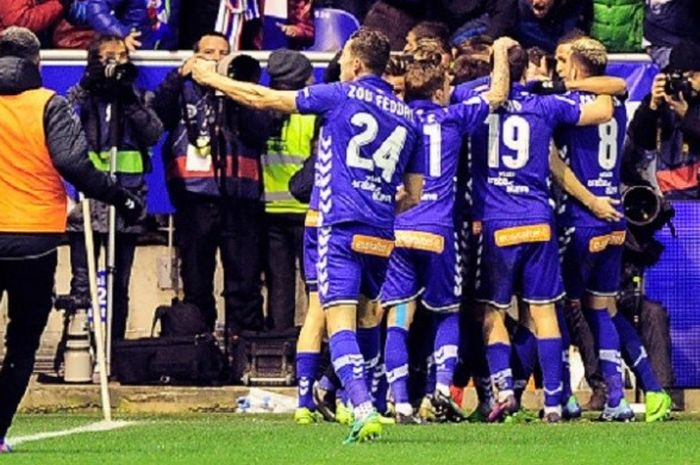 Para pemain Alaves merayakan gol Edgar Antonio Mendez ke gawang Celta Vigo pada laga semifinal kedua