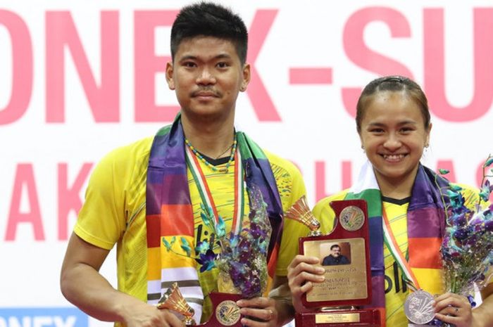 Pasangan ganda campuran nasional Indonesia, Praveen Jordan/Melati Daeva Oktavianti (kiri), berpose di atas podium runner-up India Terbuka 2018, di Siri Fort Indoor Stadium, New Delhi, India, Minggu (4/2/2018).