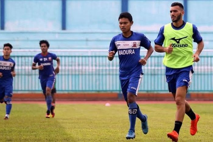 Duo pemain Madura United, Fandi Eko Utomo dan Reduane Zerzouri dalam sesi uji lapangan jelang laga Cilacap Cup 2017 di Stadion Wijaya Kusuma, Cilacap, Kamis (23/3/2017). 